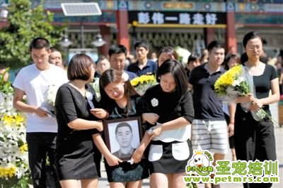 妻子手捧遺像默默流淚