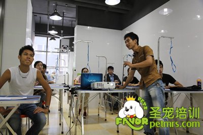 圣寵李博昭老師給學生講課
