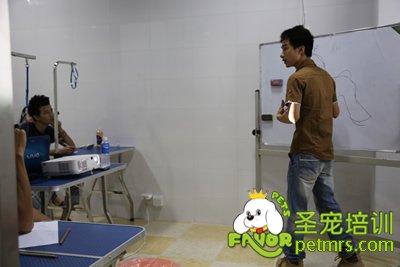 圣寵李博昭老師給學生講課