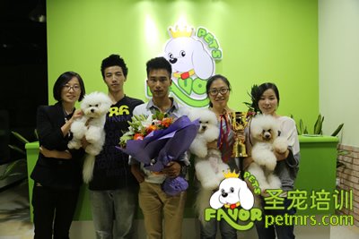 圣寵李博昭老師和學生合影留念