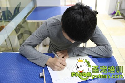 圣寵學員正在考試