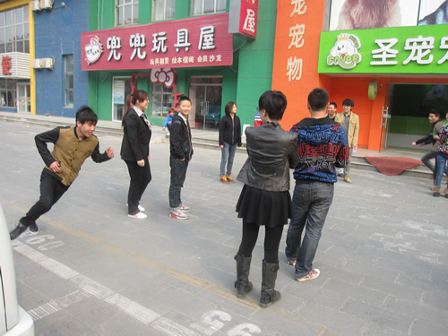 圣寵學員晨會游戲“貼人”