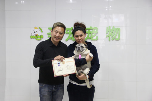 譚媛媛與老師合影留念