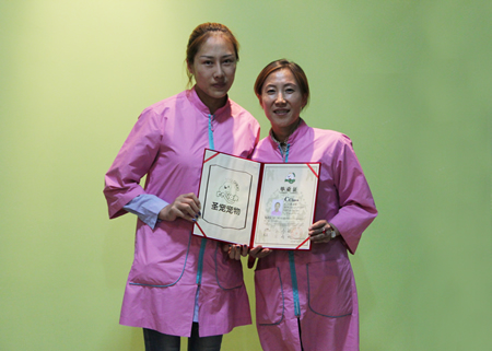 圣寵學員與金老師合影