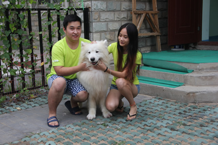 學(xué)員與薩摩耶犬親密合影