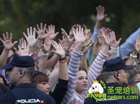 西班牙民眾與警方對峙抗議處死埃博拉病患寵物狗