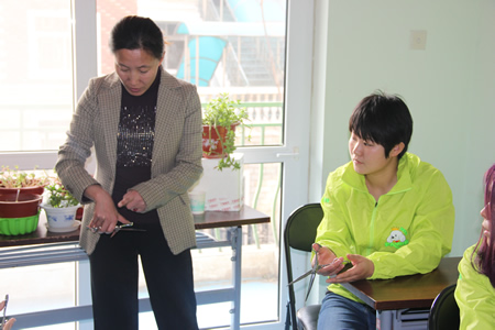 金老師給學員示范剪刀的正確握法