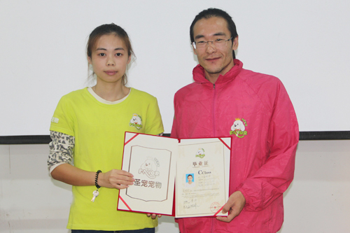圣寵寵物美容學(xué)校27期學(xué)員黃曉玲與老師合影