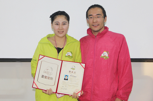 圣寵寵物美容學校27期學員羅博雅與老師合影